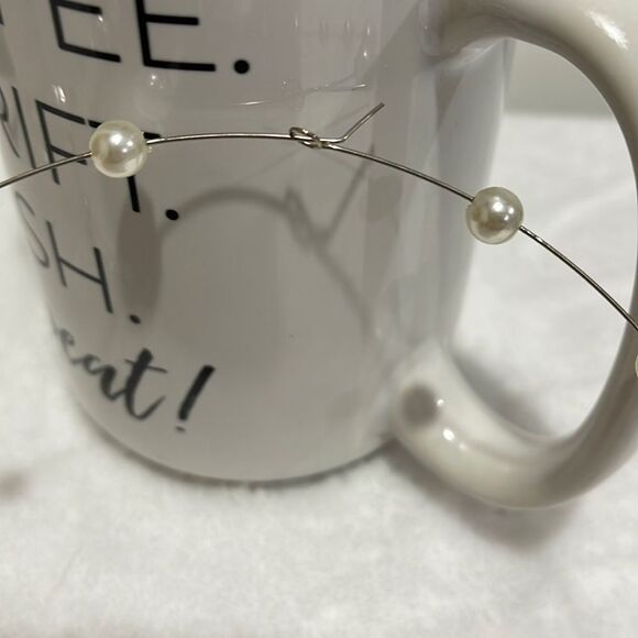 NWOT Wire hoop earring with faux pearls - Picture 3 of 4